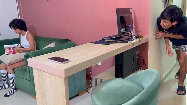 Encuentro el diario de mi pequeña hermanastra y descubro todos los secretos sexuales que ella escribe de mi.