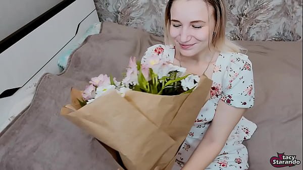 I was given flowers and a strange “pillow”, I had to thank the guy and try out this pillow!