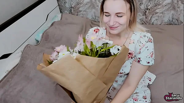 I was given flowers and a strange “pillow”, I had to thank the guy and try out this pillow!